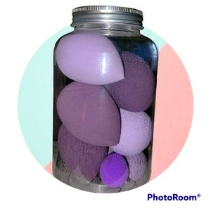 NWT BEAUTY BLENDER LG &Snall in a cute container.